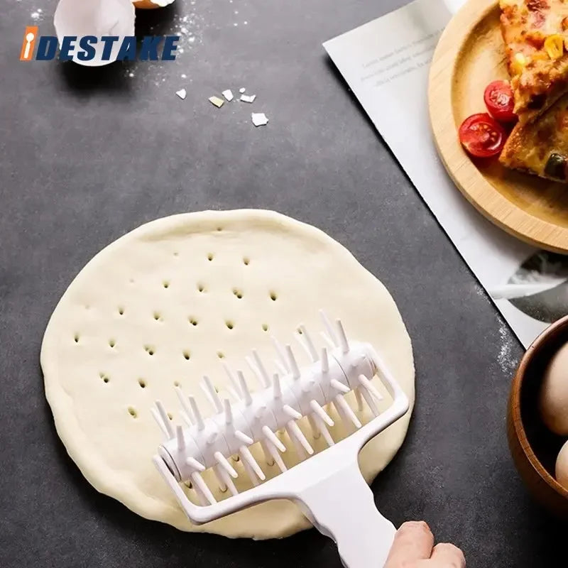 Pizza- és Tésztakiszúró Görgő – Lyukasztó és Tűgörgő Eszköz Tésztákhoz, Pitékhez és Kenyerekhez Sütés egyszerűbben, szebben, profibb végeredménnyel – egy sokoldalú tésztagörgővel!
