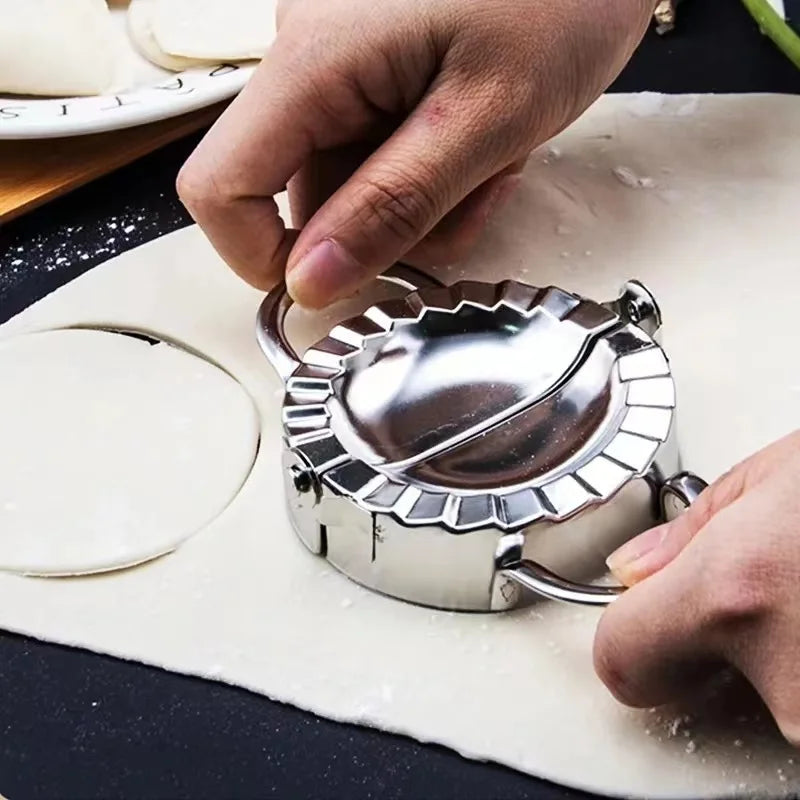Stainless Steel Dumplings Tool Dumpling M🥟 Rozsdamentes Acélból Készült Derelye- és Gombóckészítő – Kézi Töltött Tészta Formázó Eszközold Household Manual Press  Kitchen Pastry Baking Dumpling Maker Accessories